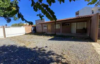 Imagem: A casa possui 3 Dormitórios, 2 Banheiros, 2 Vagas na garagem
