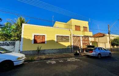 Imagem: A casa possui 3 Dormitórios, 3 Banheiros, 1 Vaga na garagem