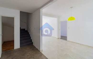 Imagem: A casa possui 3 Dormitórios, 5 Banheiros, 3 Vagas na garagem