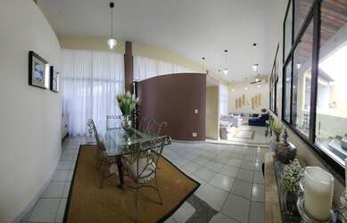 Imagem: A casa possui 3 Dormitórios, 5 Banheiros, 4 Vagas na garagem