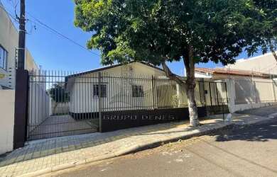 Imagem: A casa possui 3 Dormitórios, 2 Banheiros, 4 Vagas na garagem