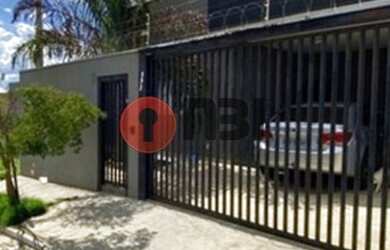 Imagem: A casa possui 3 Dormitórios, 3 Banheiros, 2 Vagas na garagem