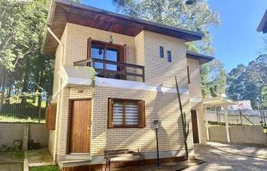 Imagem: A casa possui 3 Dormitórios, 2 Banheiros, 2 Vagas na garagem