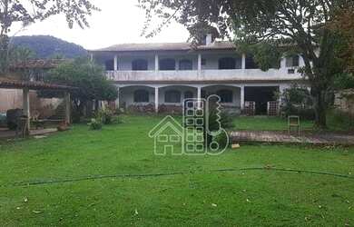 Imagem: A casa possui 3 Dormitórios, 2 Banheiros, 5 Vagas na garagem