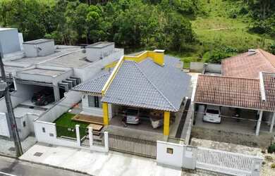 Imagem: A casa à venda possui 3 Dormitórios, 2 Banheiros, 2 Vagas