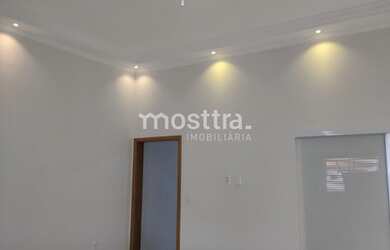 Imagem: A casa possui 3 Dormitórios, 2 Banheiros, 2 Vagas na garagem