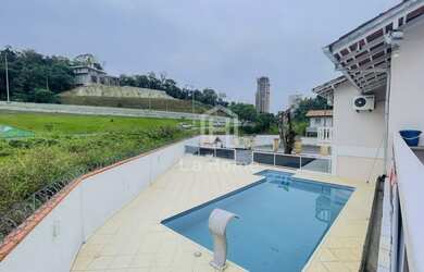 Imagem: A casa possui 3 Dormitórios, 4 Banheiros, 397m² de Área