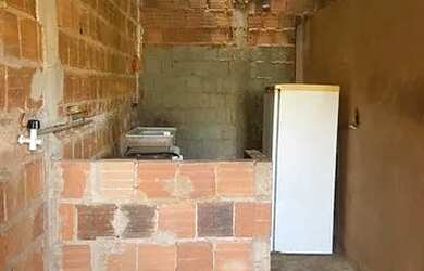 Imagem: A casa possui 1 Dormitório, 1 Banheiro, 1 Vaga na garagem