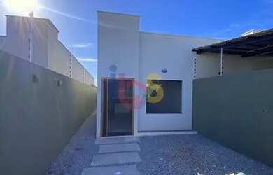 Imagem: A casa possui 3 Dormitórios, 2 Banheiros, 1 Vaga na garagem