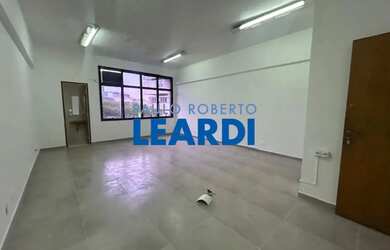 Imagem: O depósito para alugar possui 2 Vagas na garagem e 40m² de