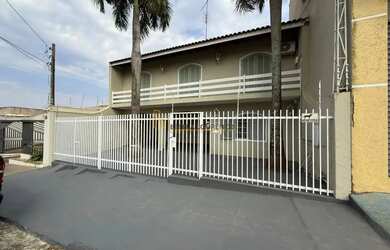 Imagem: A casa possui 3 Dormitórios, 4 Banheiros, 2 Vagas na garagem