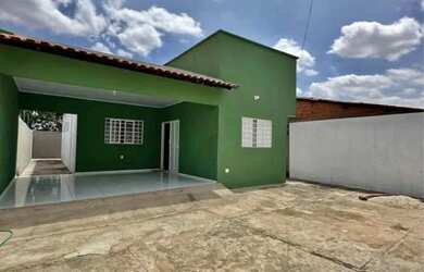 Imagem: A casa possui 3 Dormitórios, 1 Banheiro, 2 Vagas na garagem