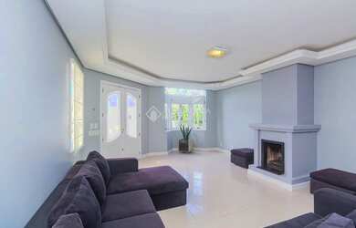 Imagem: A casa possui 3 Dormitórios, 4 Banheiros, 2 Vagas na garagem