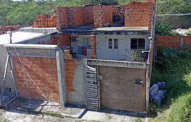 Imagem: A casa possui 3 Dormitórios, 2 Banheiros, 2 Vagas na garagem