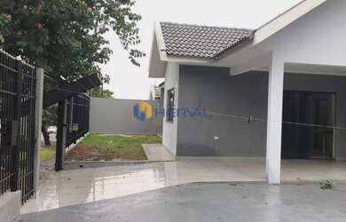 Imagem: A casa possui 3 Dormitórios, 2 Banheiros, 4 Vagas na garagem