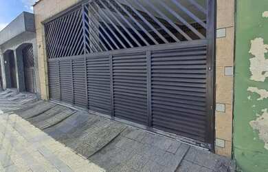 Imagem: A casa possui 4 Dormitórios, 4 Banheiros, 2 Vagas na garagem