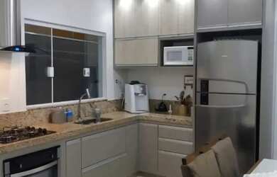 Imagem: A casa possui 2 Dormitórios, 1 Banheiro, 2 Vagas na garagem