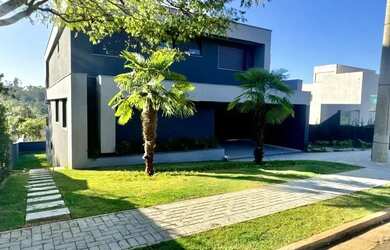 Imagem: A casa em condomínio possui 4 Dormitórios, 5 Banheiros, 484m²