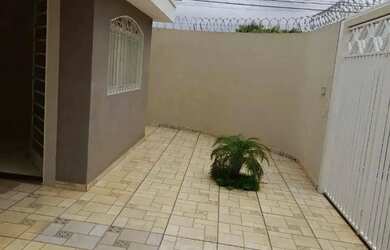 Imagem: A casa à venda possui 3 Dormitórios, 3 Banheiros, 2 Vagas