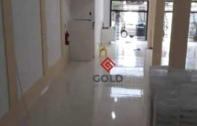 Imagem: O depósito possui 3 Vagas na garagem, 248m² de Área e está