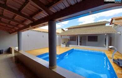 Imagem: A casa possui 3 Dormitórios, 3 Banheiros, 3 Vagas na garagem