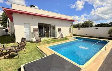 Imagem: A casa possui 3 Dormitórios, 2 Banheiros, Imóvel mobiliado