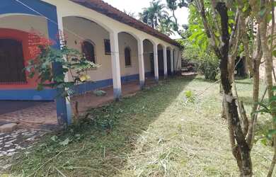 Imagem: A casa possui 4 Dormitórios, 2 Banheiros, 2 Vagas na garagem