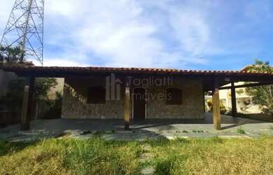 Imagem: A casa possui 4 Dormitórios, 1 Banheiro, 3 Vagas na garagem