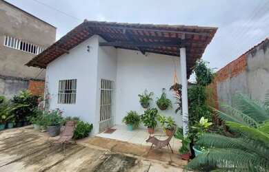 Imagem: A casa possui 2 Dormitórios, 2 Banheiros, 2 Vagas na garagem