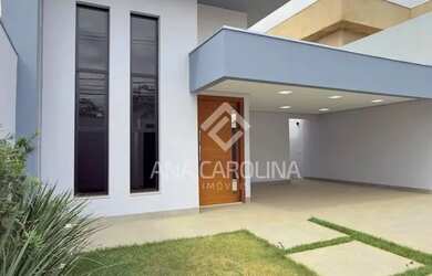 Imagem: A casa possui 3 Dormitórios, 1 Banheiro, 2 Vagas na garagem