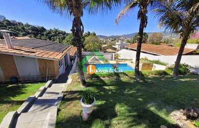 Imagem: A casa possui 4 Dormitórios, 4 Banheiros, 5 Vagas na garagem