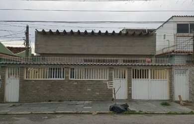 Imagem: A casa para alugar possui 2 Dormitórios, Acomodam 4 pessoas