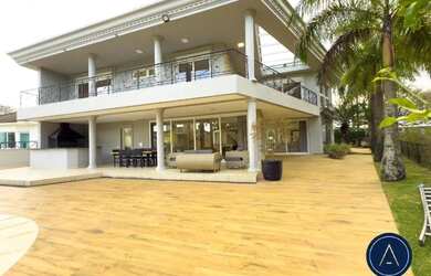 Imagem: A casa em condomínio possui 4 Dormitórios, 5 Banheiros, 5