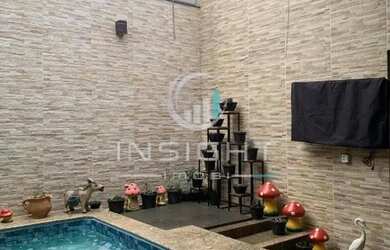 Imagem: A casa possui 3 Dormitórios, 2 Banheiros, 3 Vagas na garagem