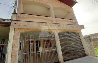 Imagem: A casa possui 3 Dormitórios, 2 Banheiros, 2 Vagas na garagem