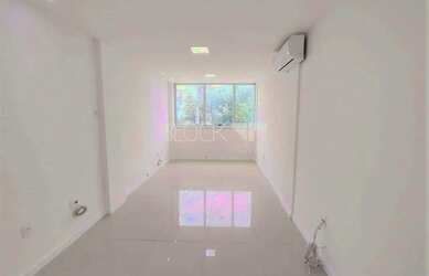 Imagem: O depósito possui 1 Vaga na garagem, 30m² de Área e está