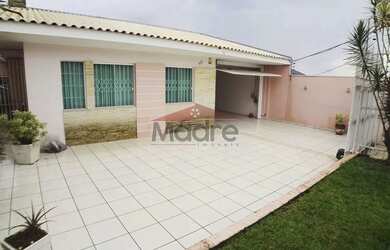 Imagem: A casa possui 3 Dormitórios, 2 Banheiros, 3 Vagas na garagem