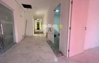 Imagem: O depósito possui 3 Vagas na garagem, 330m² de Área e está