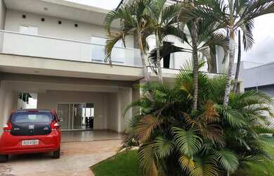 Imagem: A casa possui 3 Dormitórios, 4 Banheiros, 4 Vagas na garagem