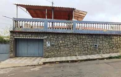 Imagem: A casa possui 3 Dormitórios, 4 Banheiros, 2 Vagas na garagem