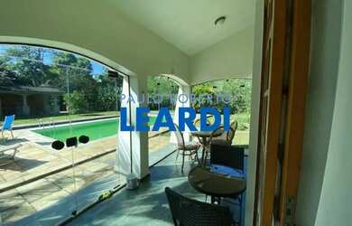 Imagem: A casa possui 5 Dormitórios, 4 Banheiros, 5 Vagas na garagem