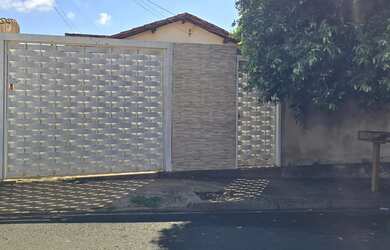 Imagem: A casa possui 3 Dormitórios, 3 Banheiros, 2 Vagas na garagem