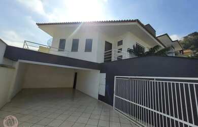 Imagem: A casa possui 3 Dormitórios, 3 Banheiros, 1 Vaga na garagem