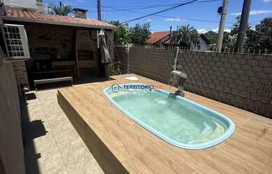 Imagem: A casa possui 3 Dormitórios, 3 Banheiros, 2 Vagas na garagem