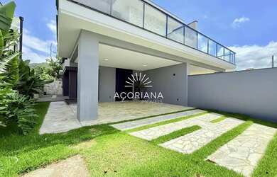 Imagem: A casa possui 3 Dormitórios, 3 Banheiros, 2 Vagas na garagem