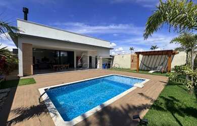 Imagem: A casa em condomínio possui 3 Dormitórios, 3 Banheiros, 4