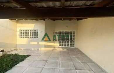 Imagem: A casa possui 3 Dormitórios, 1 Banheiro, 1 Vaga na garagem