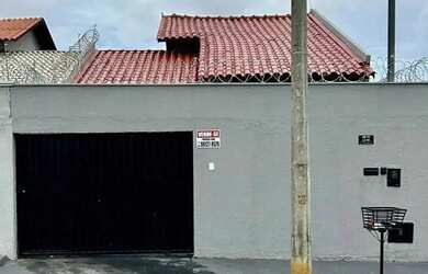 Imagem: A casa possui 2 Dormitórios, 1 Banheiro, 1 Vaga na garagem