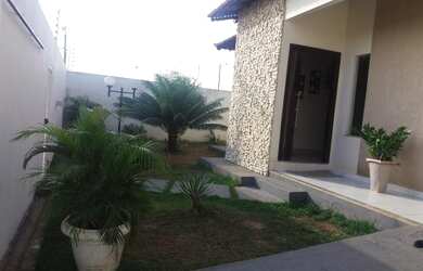 Imagem: A casa possui 3 Dormitórios, 3 Banheiros, 2 Vagas na garagem