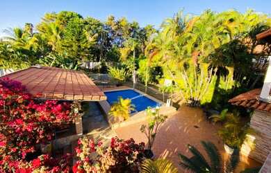 Imagem: A casa possui 4 Dormitórios, 4 Banheiros, 5 Vagas na garagem